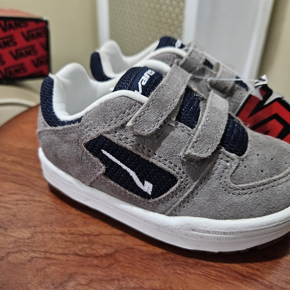 VANS - Picture 3 of 6